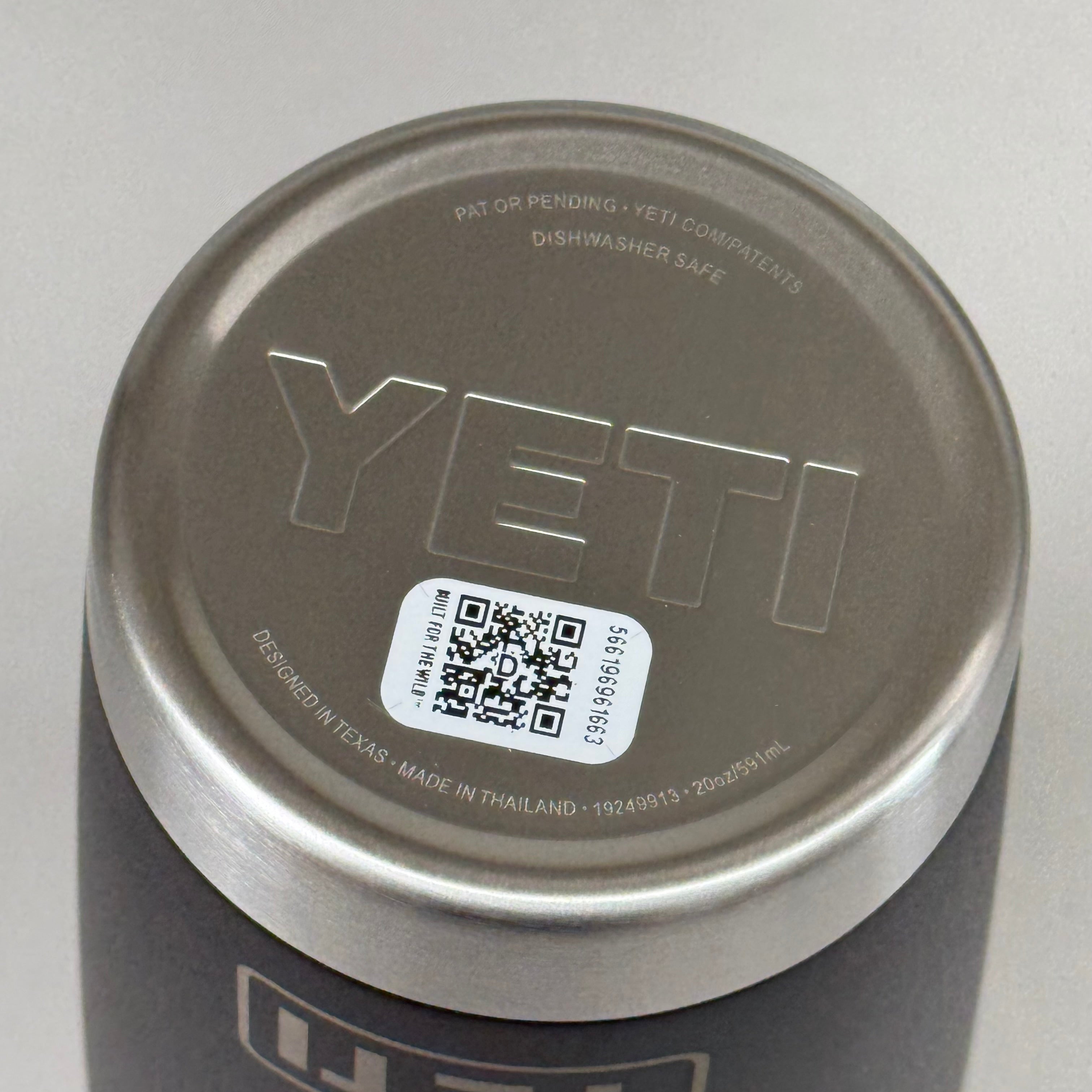YETI Rambler 20 oz Stainless Steel Vacuum Insulated Tumbler w/MagSlider Lid