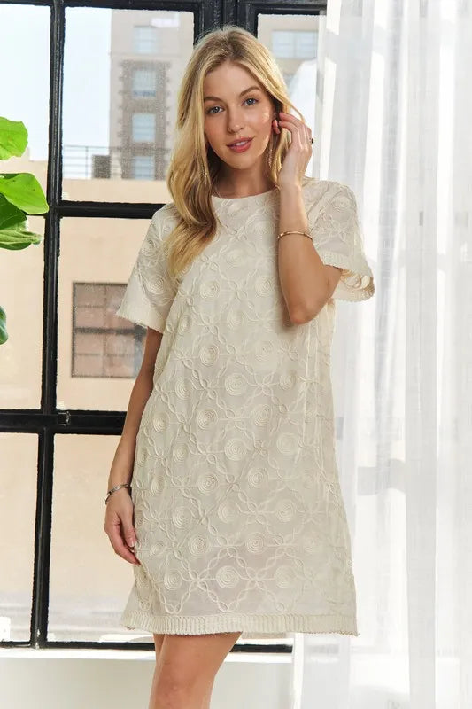 Applique Round Neck Short Sleeve Shift Dress – Timeless & Elegant Round Neck Shift Dress with Sophisticated Applique Detailing for Versatile Day-to-Night Wear