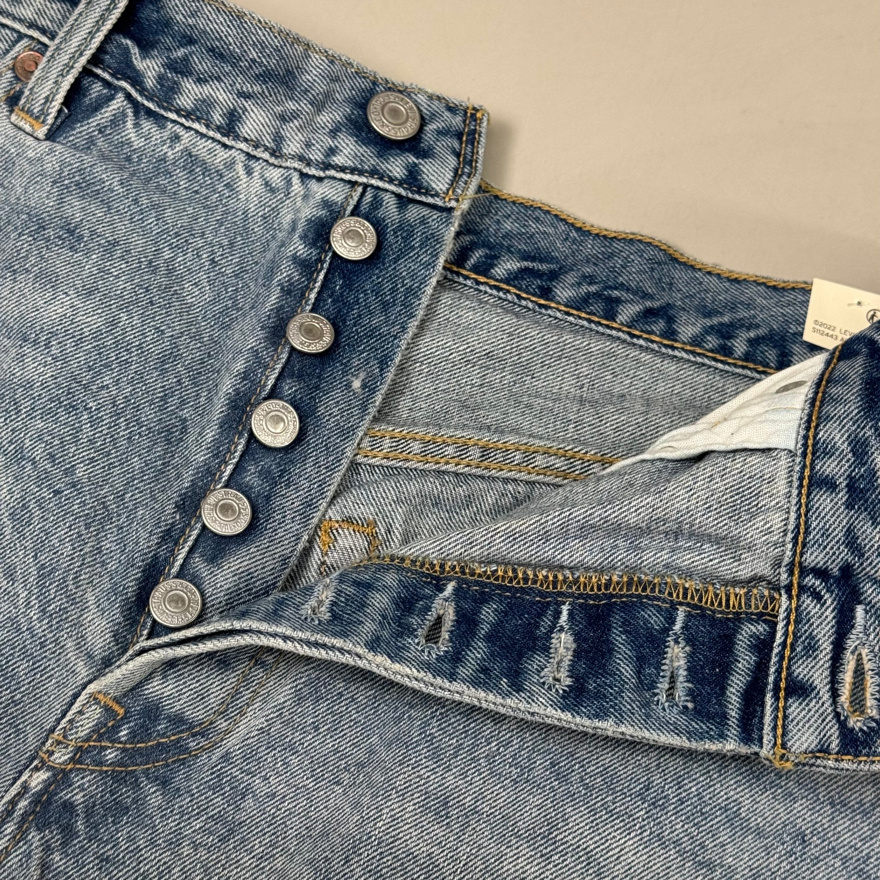 LEVIS 501 Original Fit High Rise Shorts Medium Wash Women's Sz 34 Mega Vibe Blue