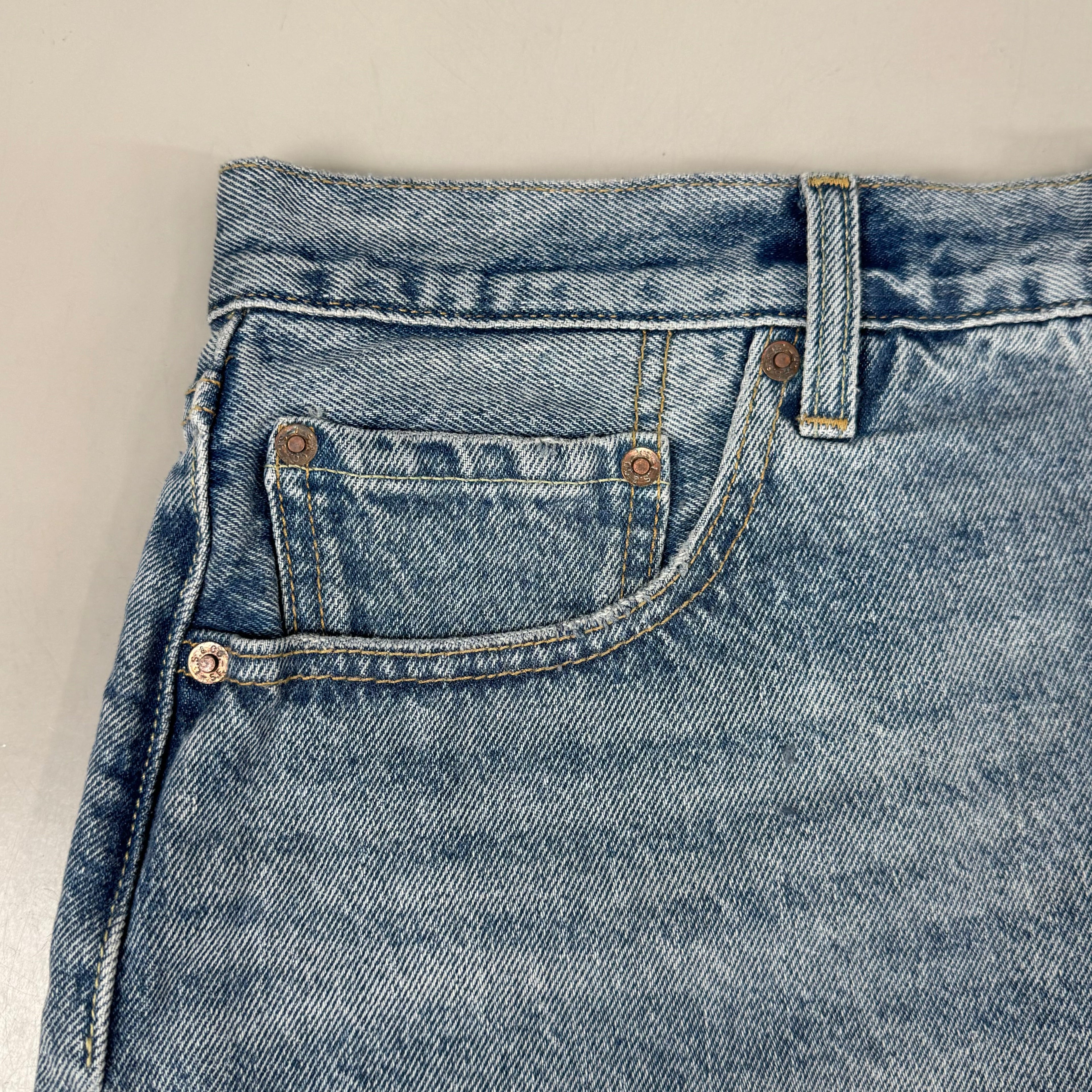 LEVIS 501 Original Fit High Rise Shorts Medium Wash Women's Sz 34 Mega Vibe Blue