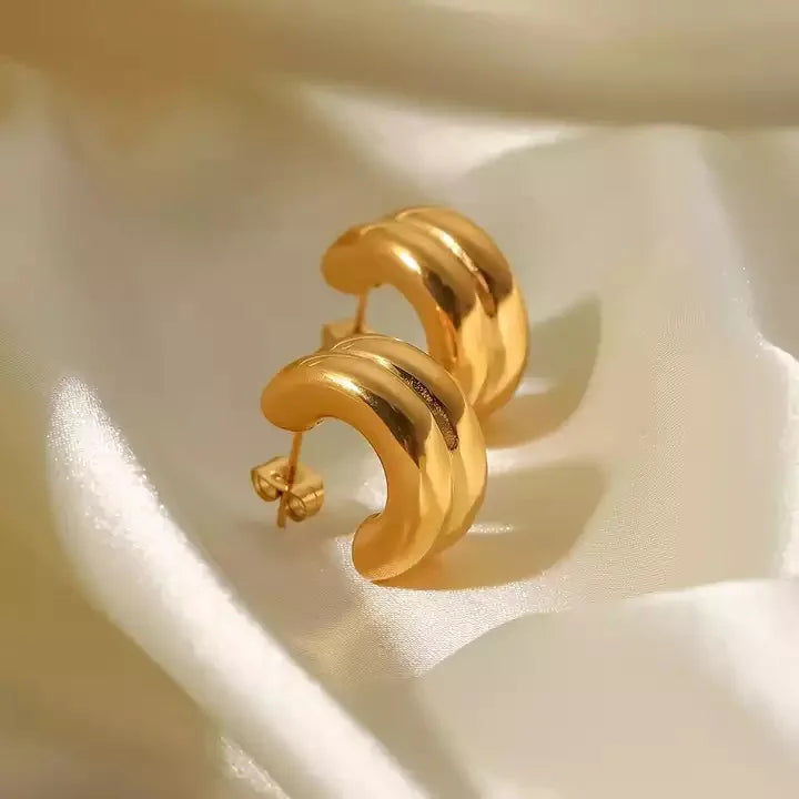 CARLIDANA Connected Double Ring CC Shape Gold Earrings | Stainless Steel PVD Gold Plated Stud Earrings