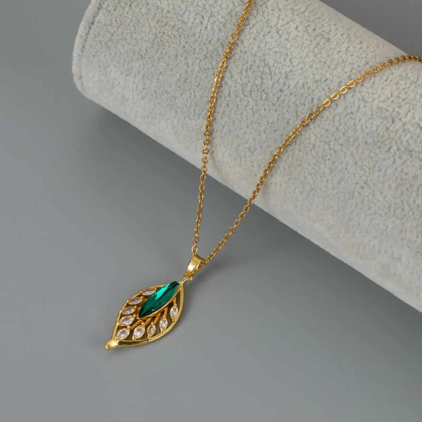 Simple Palm Leaf Necklace with Cubic Zirconia Pendant | Elegant Fashion Jewelry